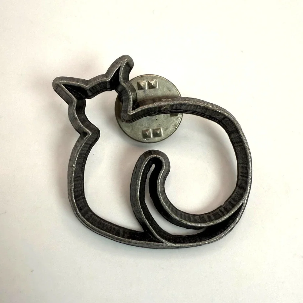 Ann Clark Cat Cookie Cutter Pewter Lapel‎ Pin 1995 Mendon VT Baking Jewelry